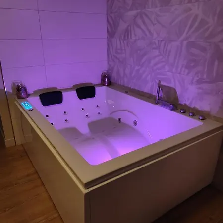 La Maison du Bonheur: Romantic Gite with Spa in Saint-Germer-de-Fly Exterior photo