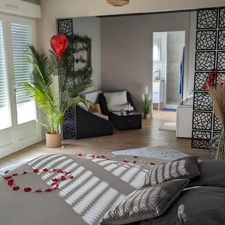 La Maison du Bonheur: Romantic Gite with Spa in Saint-Germer-de-Fly Exterior photo