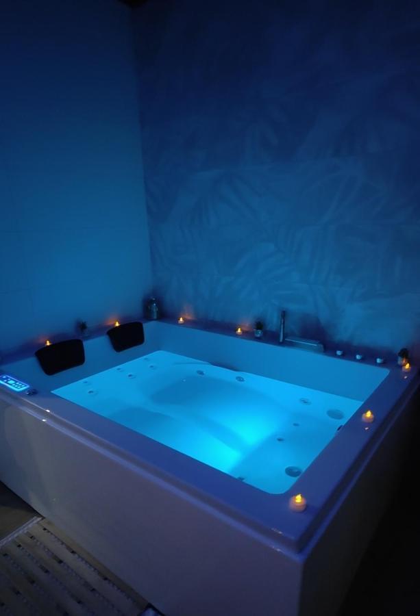 La Maison Du Bonheur: Romantic With In Holiday home Saint-Germer-de-Fly