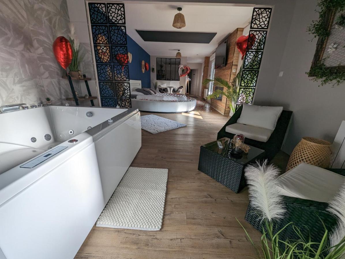 La Maison Du Bonheur: Romantic With In Holiday home Saint-Germer-de-Fly